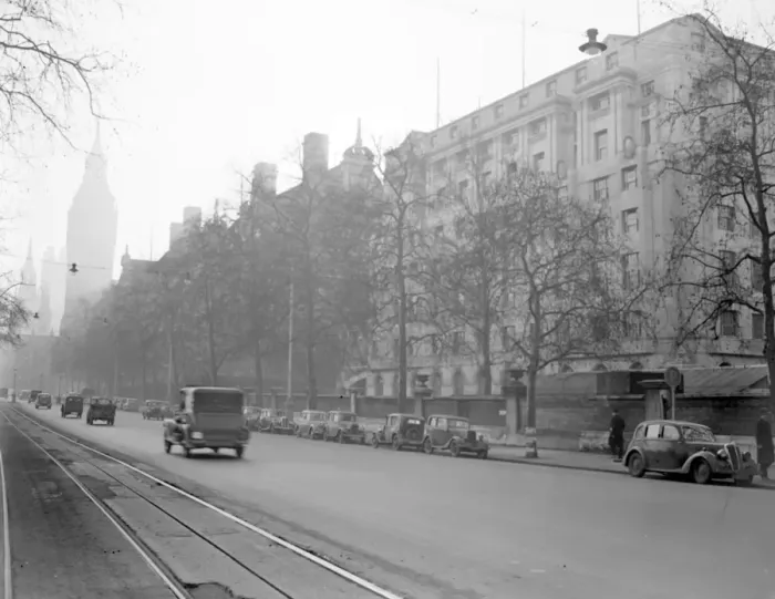Framed Print : Victoria Embankment, the Ministry of Defence building with the Norman Shaw Buildings Framed Print : Victoria Embankment, the Ministry of Defence building with the Norman Shaw Buildings