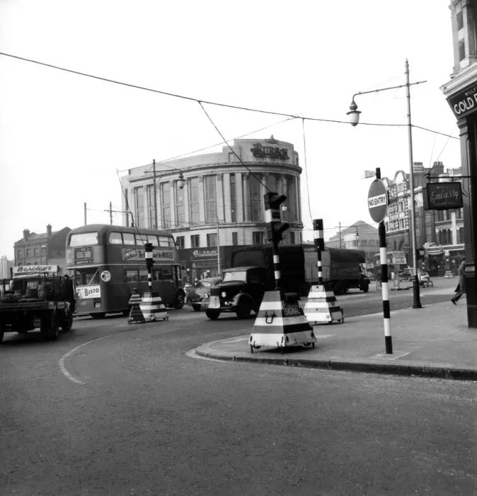 Framed Print : View of the Elephant and Castle before the redevelopment work 1950s - London, England Framed Print : View of the Elephant and Castle before the redevelopment work 1950s - London, England