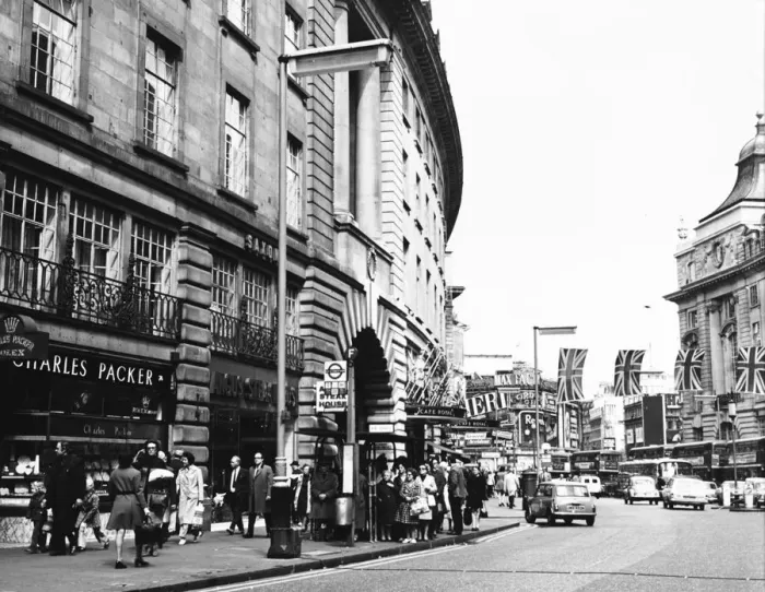 Framed Print : A view of Regent Street looking up towards Picadilly Circus, London, England Framed Print : A view of Regent Street looking up towards Picadilly Circus, London, England