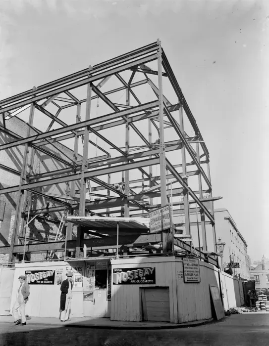 Framed Print : A view of the scaffolding frame for the new flats on the Earl Courts Road, West London Framed Print : A view of the scaffolding frame for the new flats on the Earl Courts Road, West London