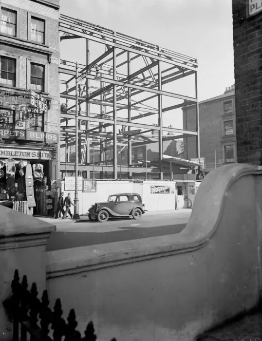 Framed Print : A view of the scaffolding frame for the new flats on the Earl Courts Road, West London