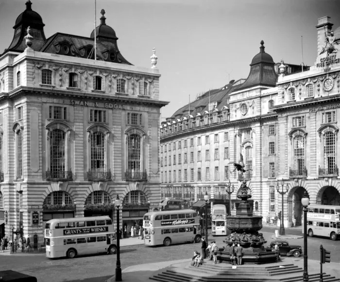 Framed Print : A view of the Swan and Edgar building and the statue of Eros in Piccadilly Circus, London Framed Print : A view of the Swan and Edgar building and the statue of Eros in Piccadilly Circus, London