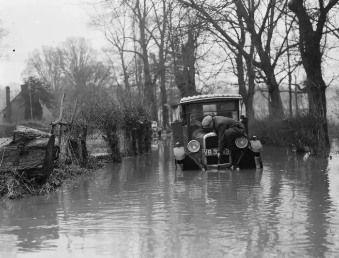 Framed Print : The village of Horton Kirby, Kent, where the river Darent has flooded. A stranded Framed Print : The village of Horton Kirby, Kent, where the river Darent has flooded. A stranded