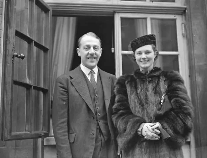 Framed Print : Viscount Cowdray with his fiance, Lady Anne Bridgeman, 18 January 1939