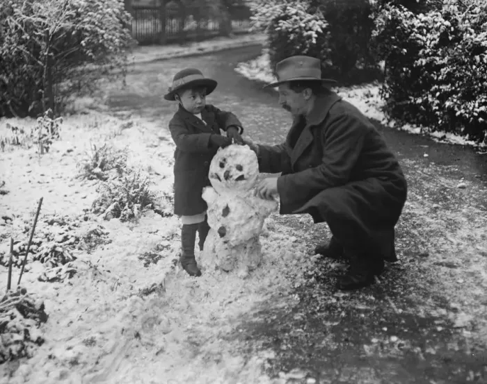 Framed Print : Viscount Cranley, Lord Onslows son, makes a snowman with a wounded Australian at Clandon