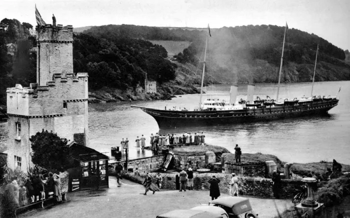 Framed Print : The last voyage of the Victoria and Albert, the famous old Royal Yacht which was