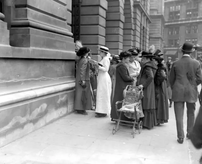 Framed Print : Waiting at the war office for news. 28 February 1917