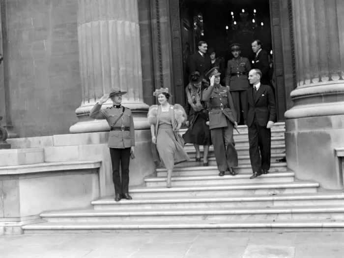 Framed Print : War, 1939. The King and Queen leaving after their visit to Canada House. 18 September Framed Print : War, 1939. The King and Queen leaving after their visit to Canada House. 18 September