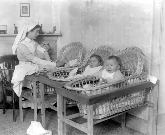 Framed Print : War Creche exclusive for munition workers. children at Acton, known as the Acton Central Nursery
