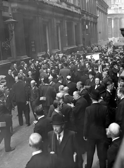 Framed Print : War Crisis, 1939. The scene outside Stock Exchange. 5 September 1939 Framed Print : War Crisis, 1939. The scene outside Stock Exchange. 5 September 1939