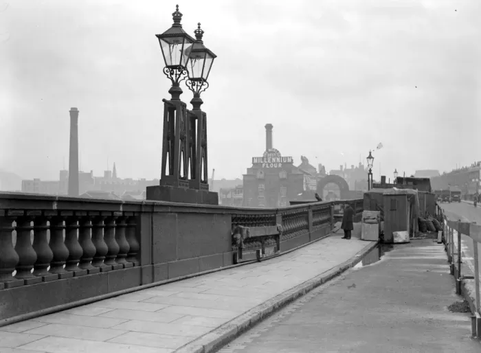 Framed Print : Waterloo Bridge - showing the subsidence. 28 April 1924 Framed Print : Waterloo Bridge - showing the subsidence. 28 April 1924