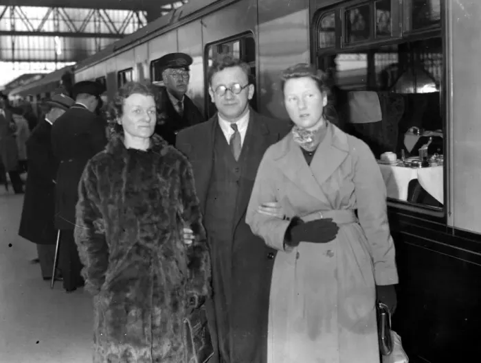Framed Print : At Waterloo, on leaving for America. Mr Herbert Morrison with his wife and daughter, Mary Framed Print : At Waterloo, on leaving for America. Mr Herbert Morrison with his wife and daughter, Mary