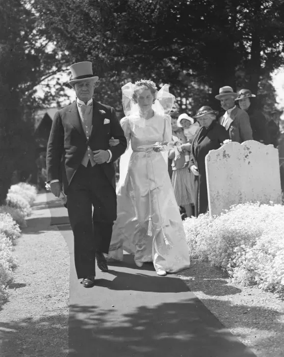 Framed Print : The wedding of Guy Farrr and Mary Stacey in Crayford, Kent. The bride Miss Stacy