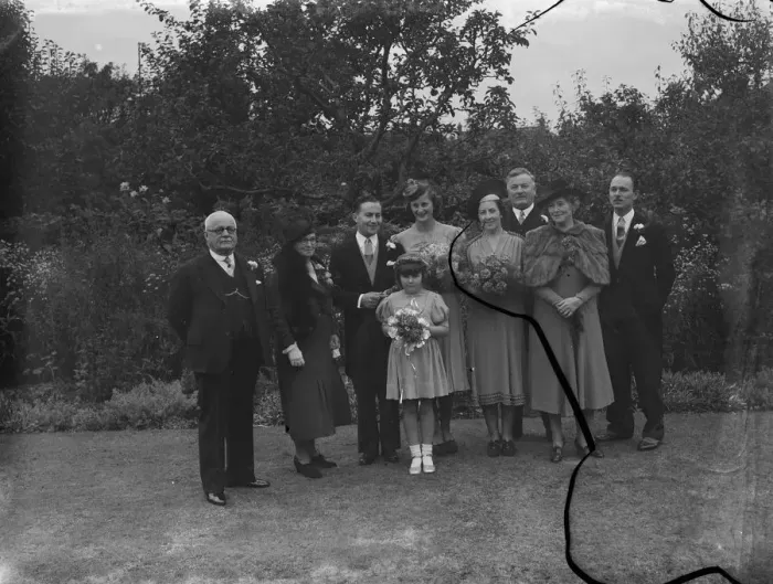 Framed Print : The wedding of Mr Roy Pearl and Miss Patricia Kirby in Sidcup, Kent. The family group