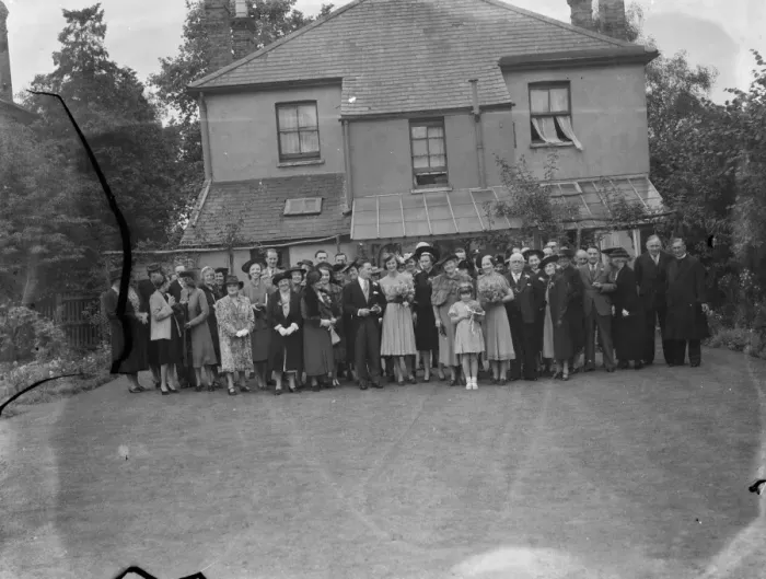 Framed Print : The wedding of Mr Roy Pearl and Miss Patricia Kirby in Sidcup, Kent. The family group