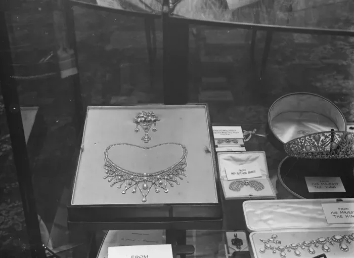 Framed Print : Wedding presents for Duke of York and Lady Elizabeth Bowes Lyon The necklace given Framed Print : Wedding presents for Duke of York and Lady Elizabeth Bowes Lyon The necklace given