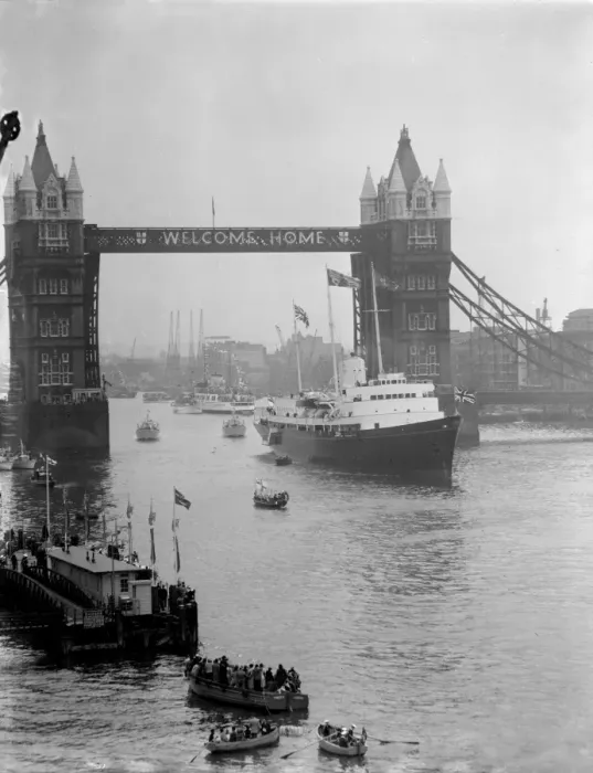Framed Print : Through the welcoming Tower Bridge slowly moves the Royal Yacht Britannia as she Framed Print : Through the welcoming Tower Bridge slowly moves the Royal Yacht Britannia as she