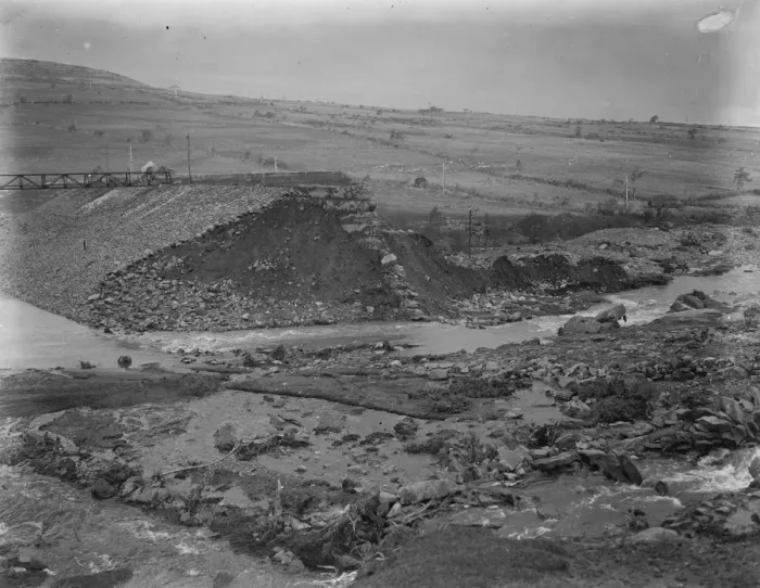 Framed Print : The Welsh disaster. The scene of desolation at Porth Llwyd. 4 November 1925
