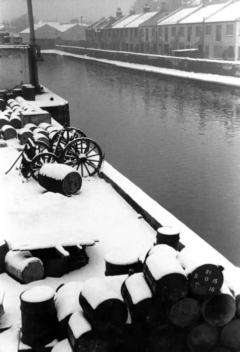 Framed Print : Winter in London (?) terraced housing in the snow, on the canal. No further details Framed Print : Winter in London (?) terraced housing in the snow, on the canal. No further details