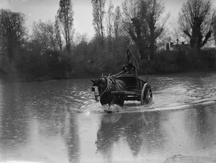 Framed Print : Winters wash at Orpington Pond, the source of the River Cray. A horse and cart