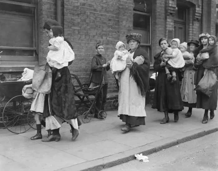 Framed Print : Wive of the workless taking home the food dole. 2 September 1921 Framed Print : Wive of the workless taking home the food dole. 2 September 1921