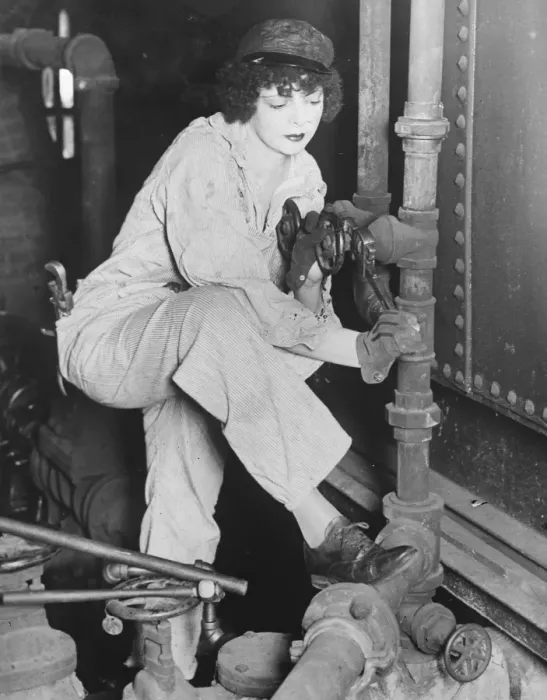 Framed Print : The only woman fitter. Miss Vivian Bell, of Louisville, Ky, who is the only Framed Print : The only woman fitter. Miss Vivian Bell, of Louisville, Ky, who is the only