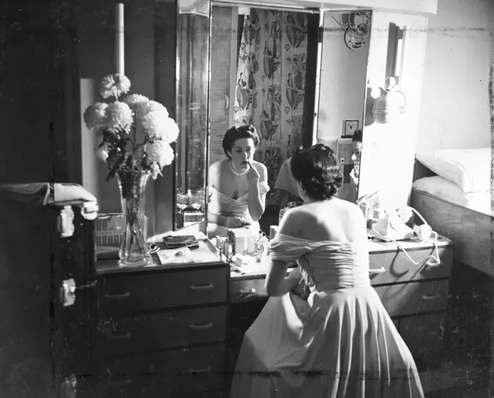 Framed Print : A Woman passengers on the maiden voyage of the RMS Queen Elizabeth luxury liner Framed Print : A Woman passengers on the maiden voyage of the RMS Queen Elizabeth luxury liner