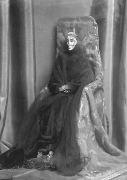 Framed Print : Woman sculptors remarkable portrait of late queen This picture, which is Framed Print : Woman sculptors remarkable portrait of late queen This picture, which is