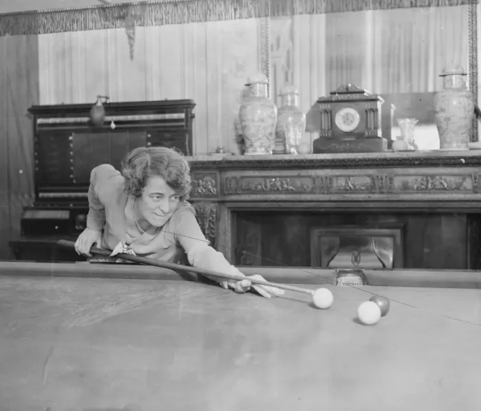 Framed Print : Womans Billiards Championship at the Burroughes Hall, Soho Square Miss Eve Collins