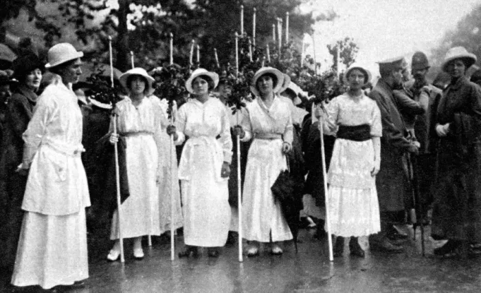 Framed Print : Womans Right To Serve Demonstration, on 17 July 1915, of thousands of women Framed Print : Womans Right To Serve Demonstration, on 17 July 1915, of thousands of women