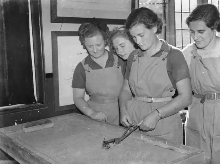 Framed Print : Womens Land Army in training in Wye, Kent. Here the Land Girls are being given