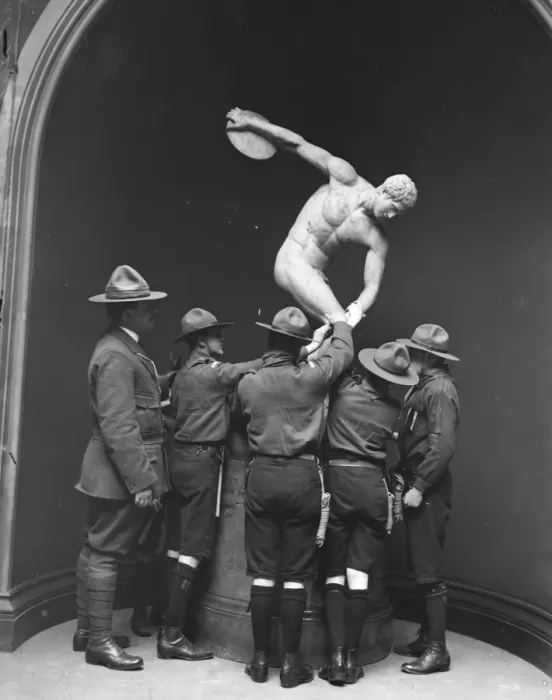 Framed Print : Worcester Blind Scouts visit the British Museum