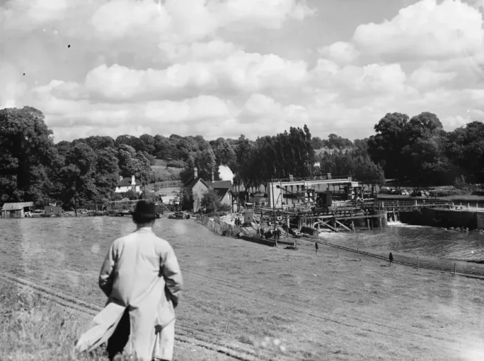 Framed Print : Work being done on the Allington lock on the Medway River at Allington, Kent Framed Print : Work being done on the Allington lock on the Medway River at Allington, Kent