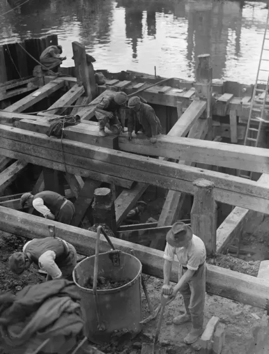 Framed Print : Work being done on the Allington lock on the Medway River at Allington, Kent Framed Print : Work being done on the Allington lock on the Medway River at Allington, Kent