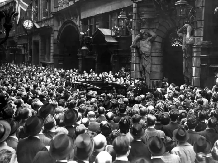 Framed Print : Work Stopped in the City when the crowd assembled outside Drapers Hall in Throgmorton