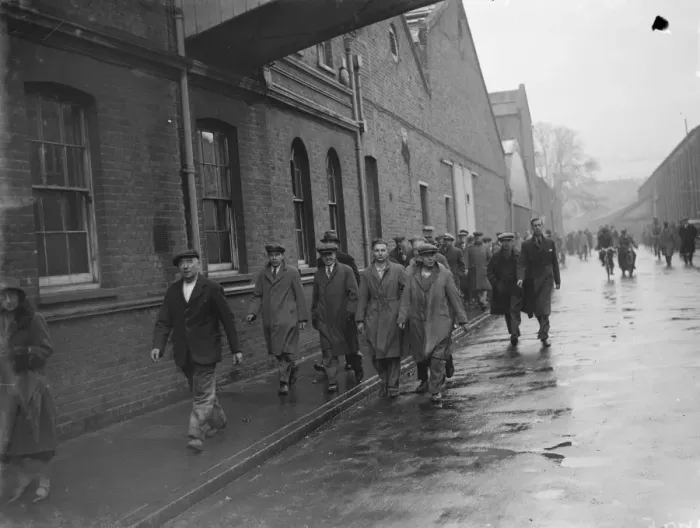 Framed Print : Workers in Dartford, Kent. 1935