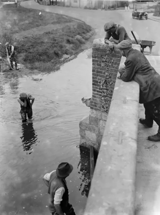 Framed Print : Workmen wade through the water crossing at the Eynsford bridge over the River Darent Framed Print : Workmen wade through the water crossing at the Eynsford bridge over the River Darent