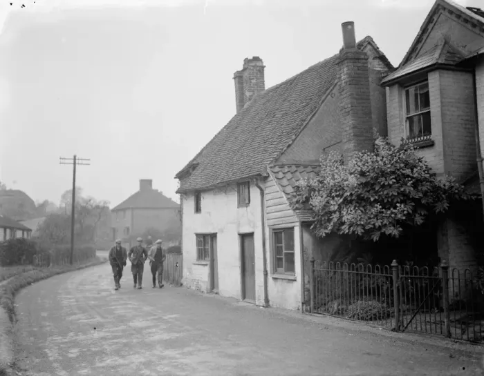 Framed Print : Workmen walking past the old cottages in Eynsford, Kent. 1937