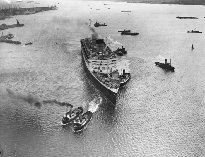 Framed Print : The worlds largest liner, the 83, 000 ton Cunarder Queen Elizabeth arrived at Southampton Framed Print : The worlds largest liner, the 83, 000 ton Cunarder Queen Elizabeth arrived at Southampton
