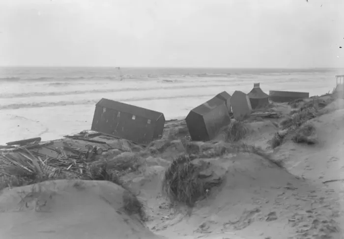 Framed Print : The wreckage of bathing huts at Littlehampton after the Great Storm. 1925