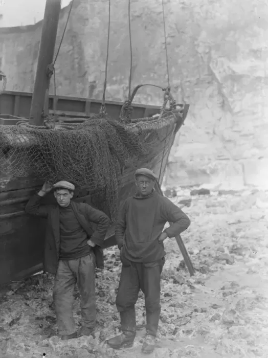 Framed Print : Wrecked on the south coast. Rocket shot from cliff top to crew of fishing boat Framed Print : Wrecked on the south coast. Rocket shot from cliff top to crew of fishing boat