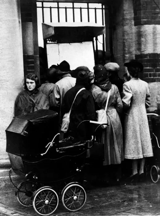 Framed Print : WW2: Anxious relatives read the list of survivors of HMS Royal Oak. Sept. 1939 Framed Print : WW2: Anxious relatives read the list of survivors of HMS Royal Oak. Sept. 1939