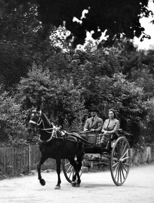 Framed Print : WWII. July 1940. Riding in a Pony and trap in a Kent village Framed Print : WWII. July 1940. Riding in a Pony and trap in a Kent village