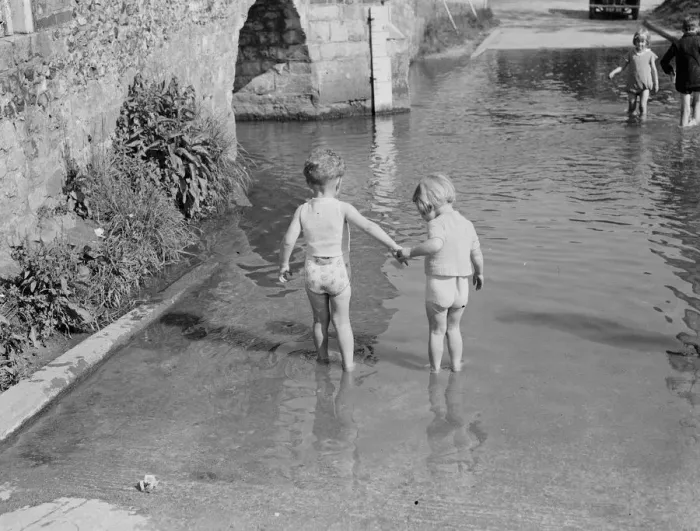 Framed Print : Young children paddle in the ford by the Eynsford humpback bridge over the River Framed Print : Young children paddle in the ford by the Eynsford humpback bridge over the River