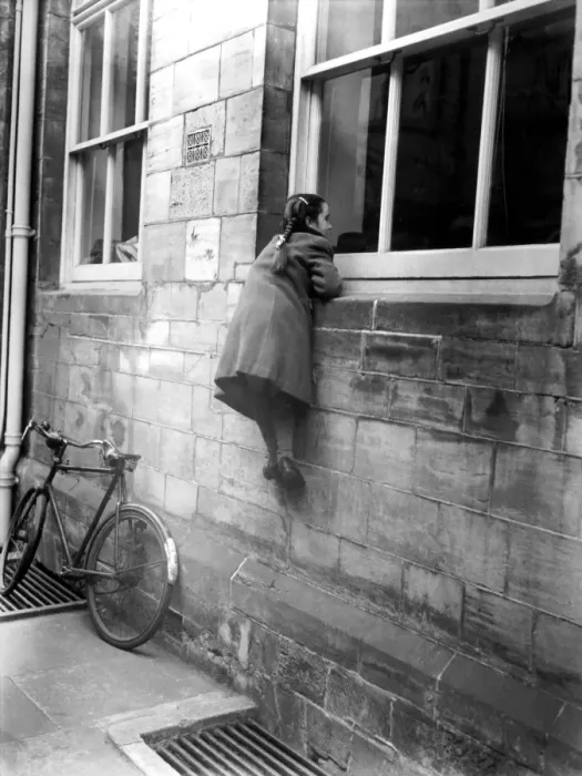 Framed Print : A young girl climbs up to look into the courtroom at Horsham Framed Print : A young girl climbs up to look into the courtroom at Horsham