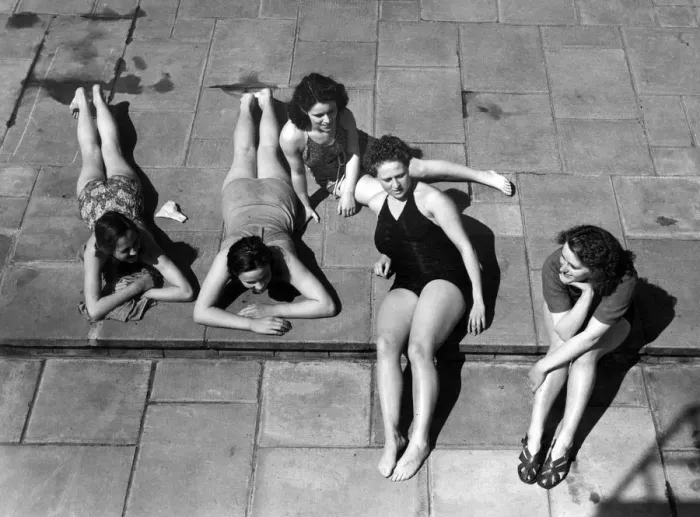 Framed Print : Young women sunbathing at Gravesend baths 4 May 1946