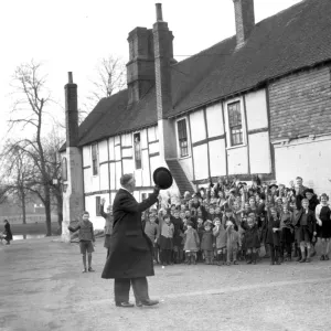 1940s Britain. Young evacuees from Greenwich say goodbye to their mayor when arriving