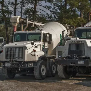 3 x mezcladoras de cemento estacionadas en terreno baldío en la isla Manitoulin, Ontario, Canadá. 3 x mezcladoras de cemento estacionadas en terreno baldío en la isla Manitoulin, Ontario, Canadá.