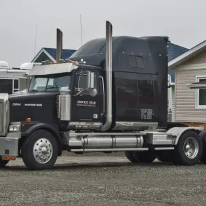 Un tractor unit western star 6 x4 estacionado en la entrada de la propiedad del dueño en Ontario rural, Canadá. Un tractor unit western star 6 x4 estacionado en la entrada de la propiedad del dueño en Ontario rural, Canadá.