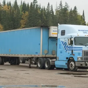 Un unidad de seguimiento internacional 6x4 con una caja refrigerada de eje 2 (remolque refrigerado).